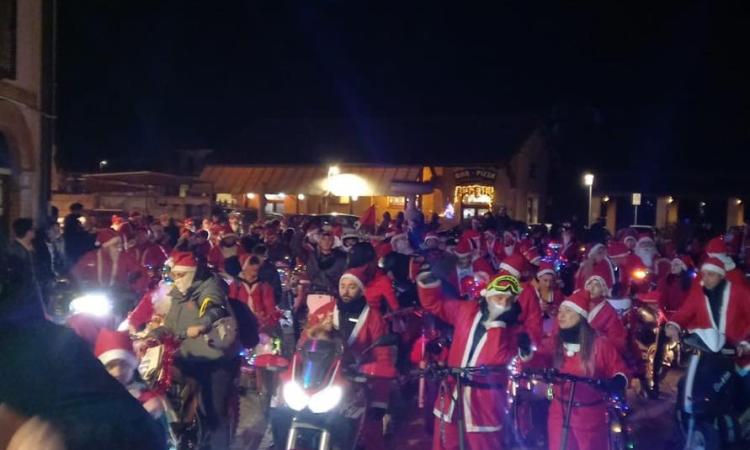 Babbo Natale a Castelraimondo arriva in sella a una moto: boom di presenze Babbo Natale a Castelraimondo arriva in sella a una moto: boom di presenze