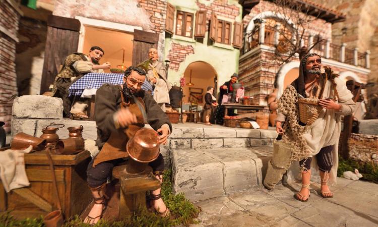 Un presepe monumentale nella piazza di Monte San Giusto Un presepe monumentale nella piazza di Monte San Giusto