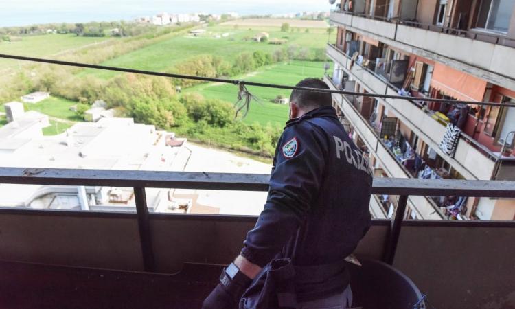 Controlli antidroga a Porto Recanati e all'Hotel House: identificate 164 persone Controlli antidroga a Porto Recanati e all'Hotel House: identificate 164 persone