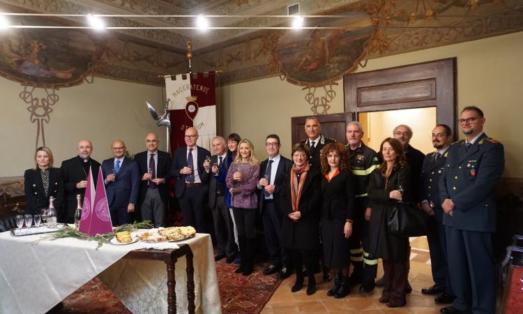 Gli auguri di Natale di Unimc: sotto l’albero arriva un nuovo corso di laurea Gli auguri di Natale di Unimc: sotto l’albero arriva un nuovo corso di laurea