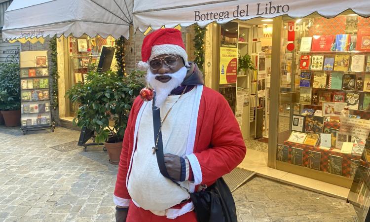 Olumide, il Babbo Natale di Macerata. "Il razzismo c'è, ma voglio diventare cittadino italiano" Olumide, il Babbo Natale di Macerata. "Il razzismo c'è, ma voglio diventare cittadino italiano"