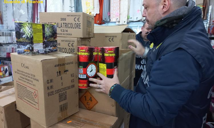 Macerata, sequestrate quasi due tonnellate di fuochi d'artificio: denunciate sette persone Macerata, sequestrate quasi due tonnellate di fuochi d'artificio: denunciate sette persone