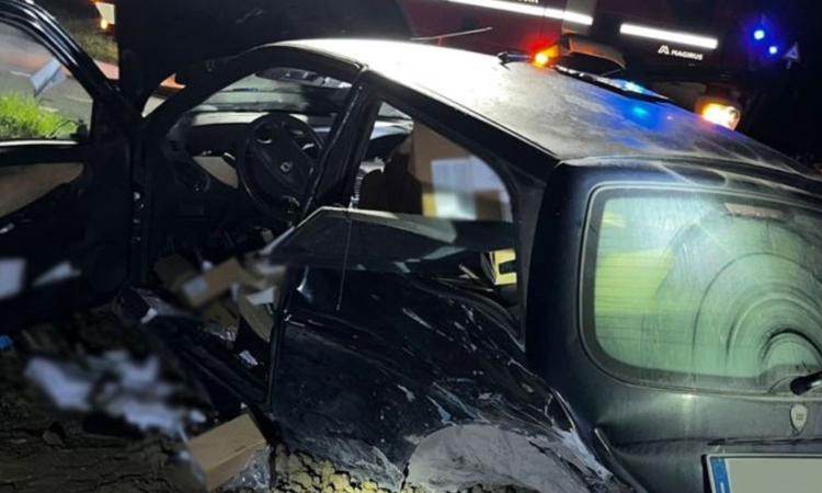 Scontro tra due auto all'incrocio, abbattuto un palo della Telecom: due feriti
