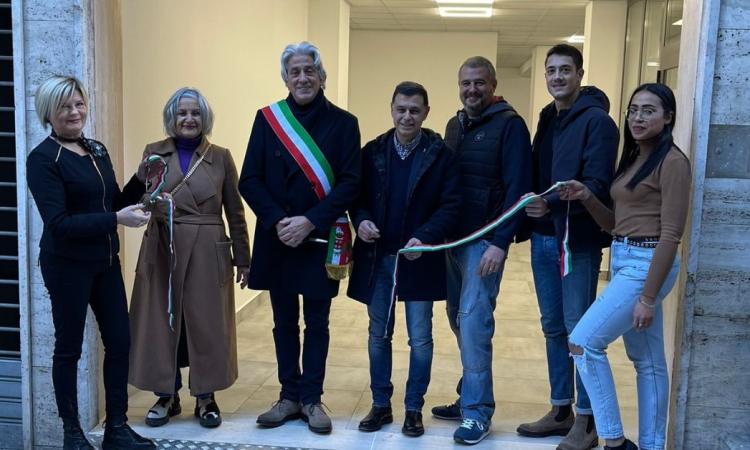 Macerata, taglio del nastro per il nuovo passaggio pedonale in vicolo Ferrari Macerata, taglio del nastro per il nuovo passaggio pedonale in vicolo Ferrari