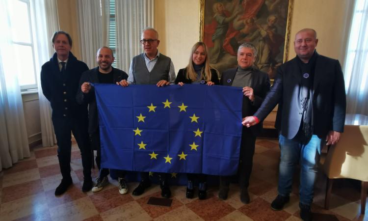 L'Europa a Civitanova: una panchina blu al porto e un desk informativo L'Europa a Civitanova: una panchina blu al porto e un desk informativo