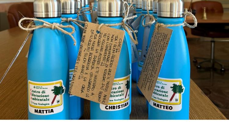 Natale "green" a Monte San Martino: borracce in regalo ai bambini e una carta per l'acquisto di acqua