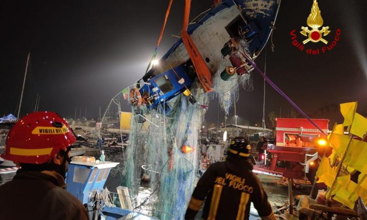 Affonda piccolo peschereccio ormeggiato al porto: intervengono i vigili del fuoco Affonda piccolo peschereccio ormeggiato al porto: intervengono i vigili del fuoco
