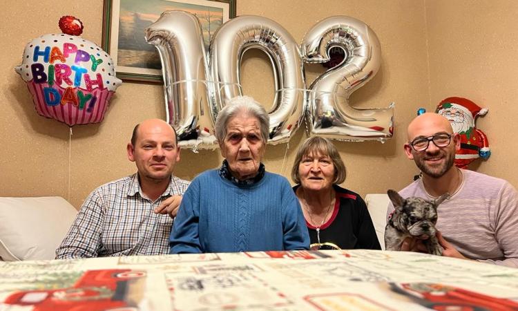 Tolentino, doppio brindisi per Santo Stefano: nonna Maria festeggia 102 anni
