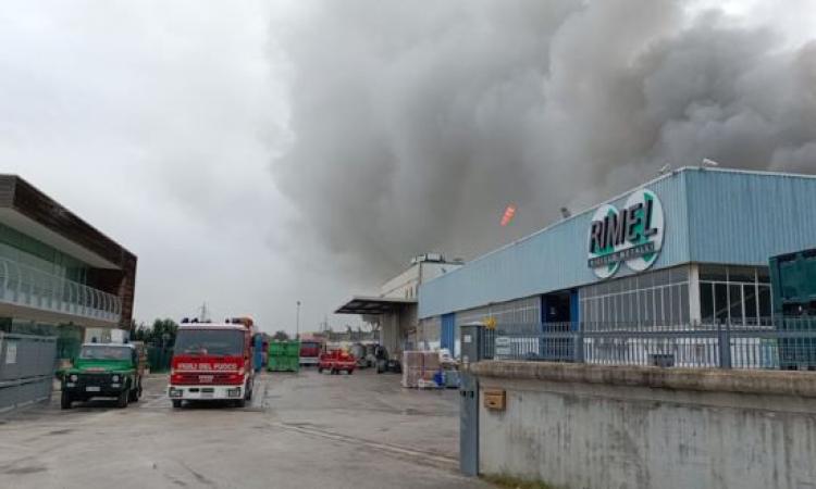 Pollenza, incendio Rimel: i cittadini chiedono assemblea pubblica. Raccolte 228 firme Pollenza, incendio Rimel: i cittadini chiedono assemblea pubblica. Raccolte 228 firme