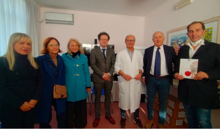 San Severino, una borsa di studio e cento copricapo per le pazienti oncologiche: doppio dono all’hospice San Severino, una borsa di studio e cento copricapo per le pazienti oncologiche: doppio dono all’hospice