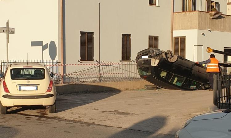 Montecosaro, scontro tra due auto all'incrocio: una si ribalta, due feriti all'ospedale