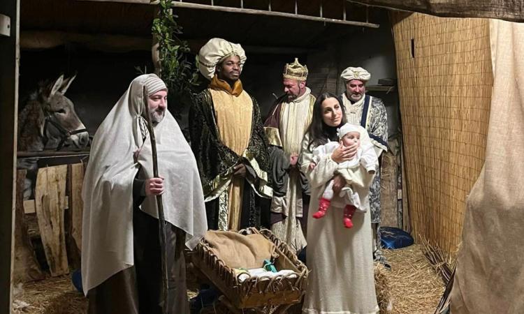 Matelica, Braccano in festa per il presepe vivente: boom di presenze, arrivano anche i cammelli Matelica, Braccano in festa per il presepe vivente: boom di presenze, arrivano anche i cammelli