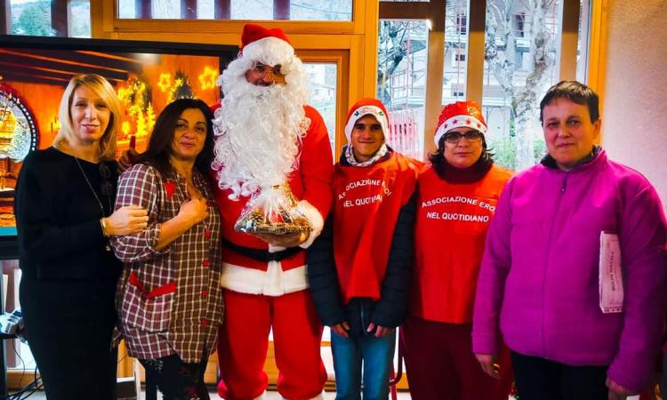 Fiastra, il viaggio di Babbo Natale degli "Eroi nel quotidiano": regali e auguri nelle Sae e in pediatria