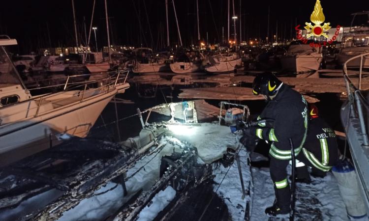 Barca a vela va a fuoco mentre prepara la cena: 60enne ustionato a mani e braccia