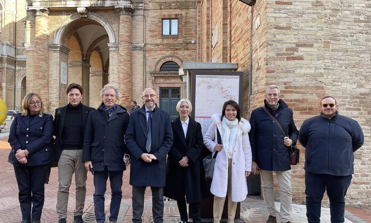 Recanati, inaugurata la nuova segnaletica turistica della città dell'Infinito Recanati, inaugurata la nuova segnaletica turistica della città dell'Infinito