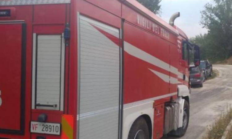 Apre la serranda del negozio e gli piovono calcinacci in testa: 49enne in pronto soccorso