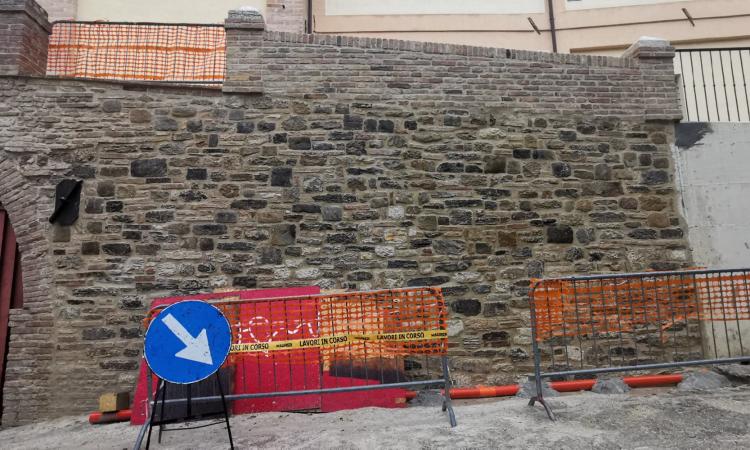 San Severino, ricostruito il muro crollato nel parcheggio del santuario della Madonna dei Lumi San Severino, ricostruito il muro crollato nel parcheggio del santuario della Madonna dei Lumi