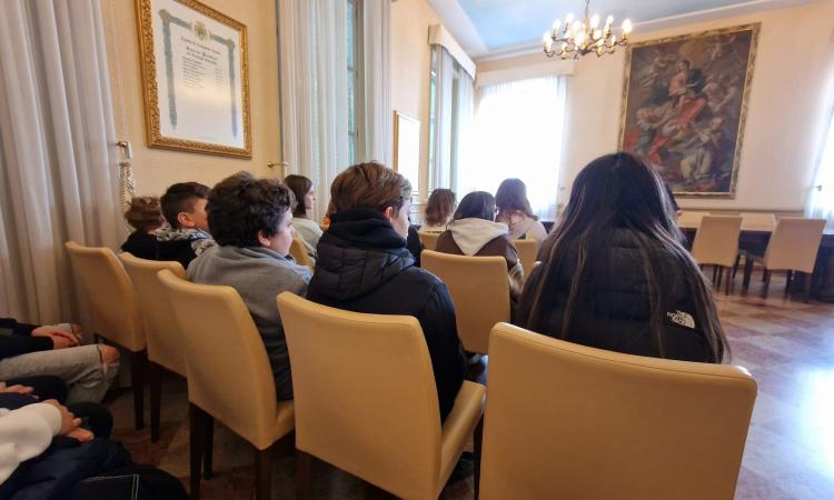 Civitanova, l'IC Tacito in visita al Comune: Matteo Capozucca sindaco del consiglio dei ragazzi