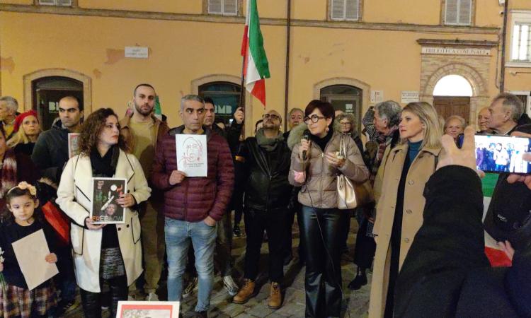 Flash mob per l'Iran: Macerata scende in piazza Flash mob per l'Iran: Macerata scende in piazza