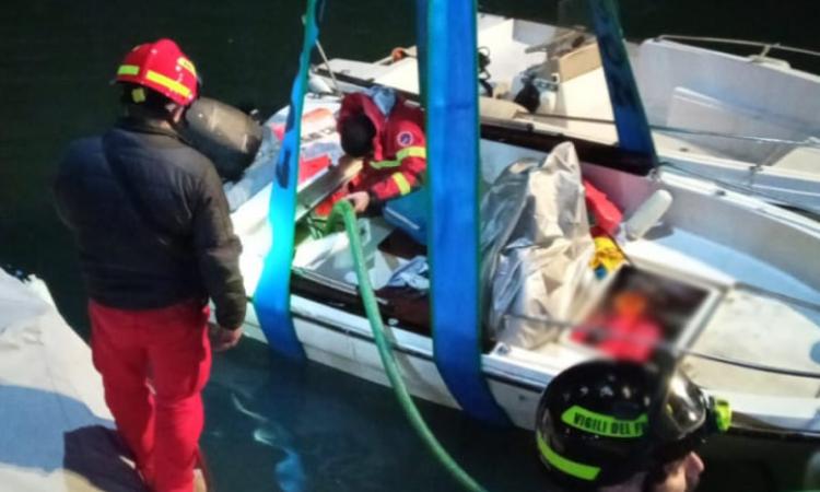 Barca affonda lungo la banchina: recuperata dai vigili del fuoco