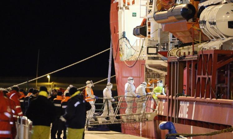 Lo sbarco dei primi 37 migranti al porto di Ancona: trasferiti in centri di accoglienza del territorio