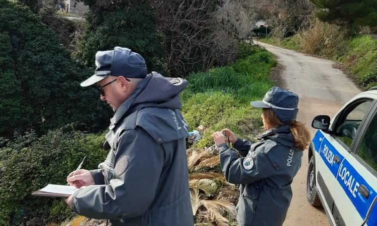 Gomme di auto e serbatoi in eternit abbandonati: in corso gli accertamenti della polizia Gomme di auto e serbatoi in eternit abbandonati: in corso gli accertamenti della polizia