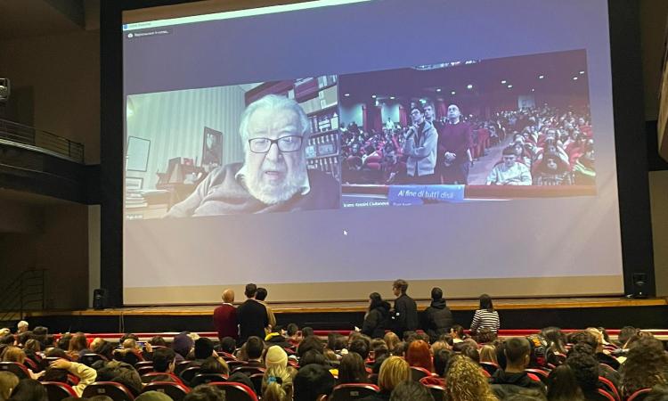 Civitanova, riflessioni su Dante e sul cinema: oltre 800 studenti per Pupi Avati Civitanova, riflessioni su Dante e sul cinema: oltre 800 studenti per Pupi Avati