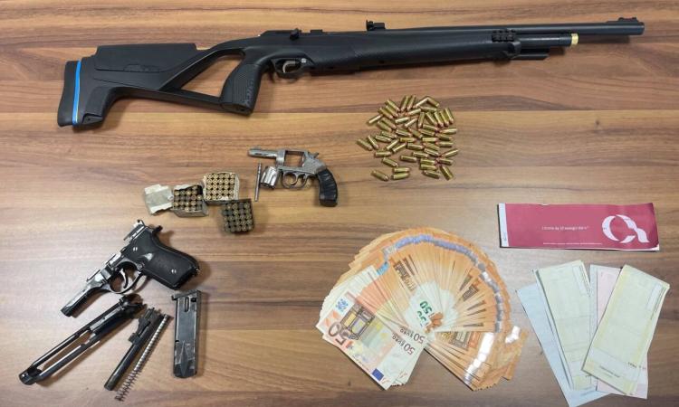 In casa pistole rubate e munizioni: arrestato 62enne