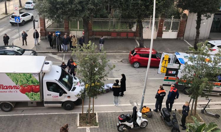 Civitanova, perde il controllo dello scooter e finisce contro un furgone: giovane all'ospedale Civitanova, perde il controllo dello scooter e finisce contro un furgone: giovane all'ospedale
