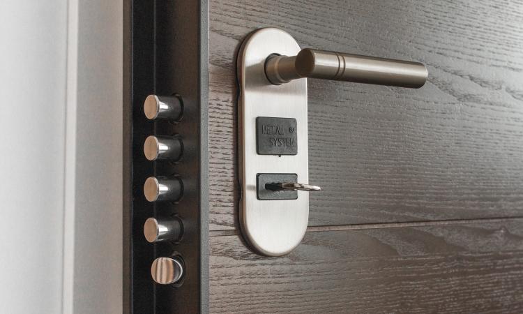 Cambia la serratura di casa per non far entrare comproprietario: condannato Cambia la serratura di casa per non far entrare comproprietario: condannato