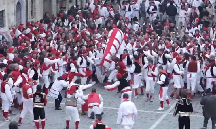 Torna il Carnevale storico di Offida: dalla 'fochera' di Sant'Antonio al Bove Finto Torna il Carnevale storico di Offida: dalla 'fochera' di Sant'Antonio al Bove Finto
