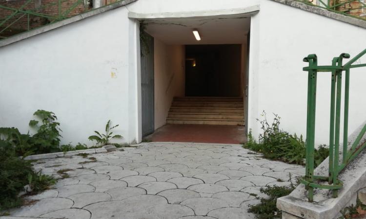 Macerata, condizioni fatiscenti del sottopassaggio davanti al Convitto: calcinacci, muffa e siringhe