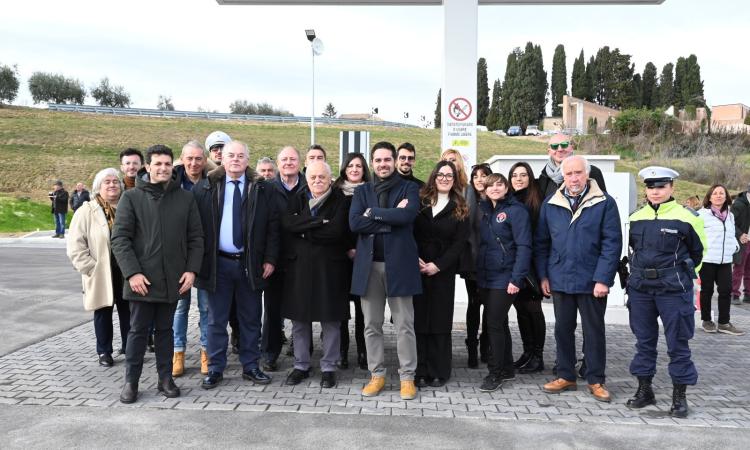 Penna San Giovanni, inaugurata la stazione di servizio gestita dal Comune Penna San Giovanni, inaugurata la stazione di servizio gestita dal Comune