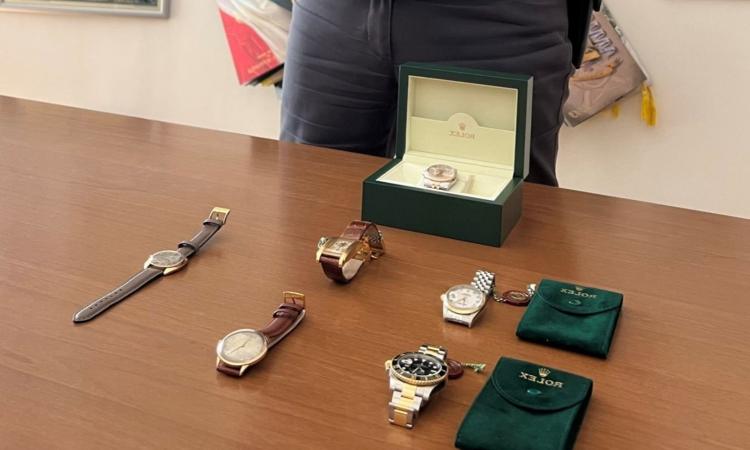 Civitanova, orologi d'oro usati in vendita senza autorizzazioni: denunciate 4 persone