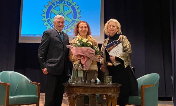 Macerata, "Ucraina senza colori": la prima donna ambasciatrice d'Italia all'interclub del Rotary Macerata, "Ucraina senza colori": la prima donna ambasciatrice d'Italia all'interclub del Rotary