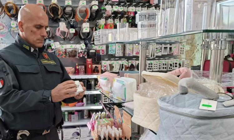 Civitanova, in vendita profumi con sostanza cancerogena: sequestrate 557 confezioni