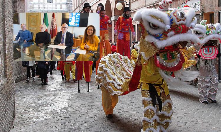 Macerata celebra il Capodanno Cinese: piazza Mazzini in rosso per l'anno del coniglio Macerata celebra il Capodanno Cinese: piazza Mazzini in rosso per l'anno del coniglio