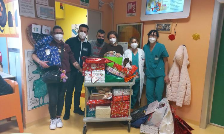 Il cuore grande di Civitanova: consegnati i regali ai piccoli pazienti del Salesi Il cuore grande di Civitanova: consegnati i regali ai piccoli pazienti del Salesi