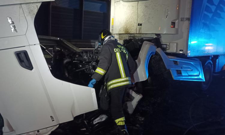 Incidente lungo l'A14, camion si schianta contro lo spartitraffico: conducente trasferito a Torrette