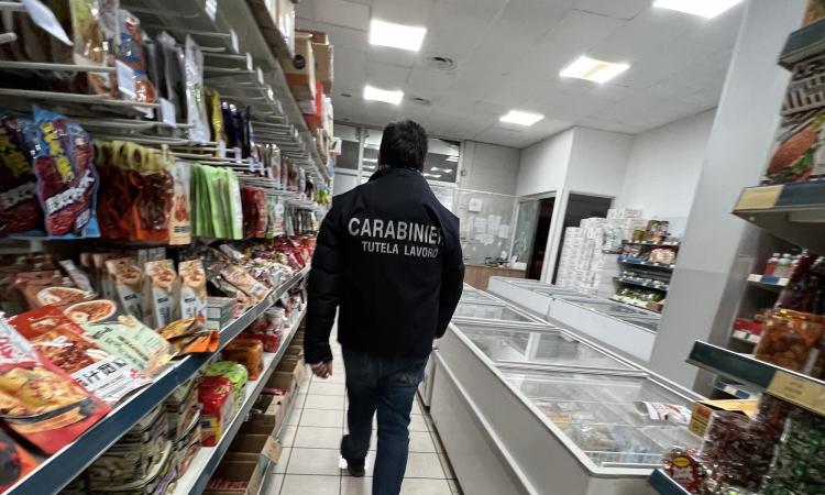 Civitanova, lavoratori "in nero" tentano la fuga in seguito a controlli: chiuso market e ristorante Civitanova, lavoratori "in nero" tentano la fuga in seguito a controlli: chiuso market e ristorante