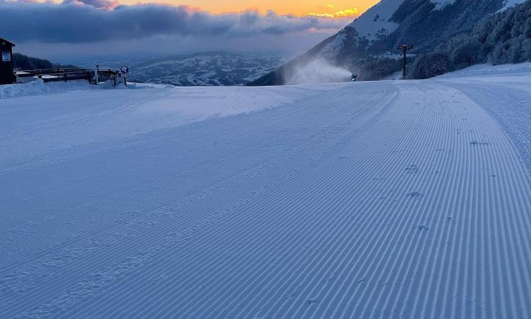 La neve è arrivata: si torna a sciare sulle piste di Frontignano e Bolognola La neve è arrivata: si torna a sciare sulle piste di Frontignano e Bolognola