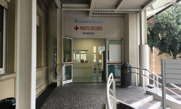 Caos al pronto soccorso, paziente ubriaco aggredisce infermiere e minaccia personale sanitario
