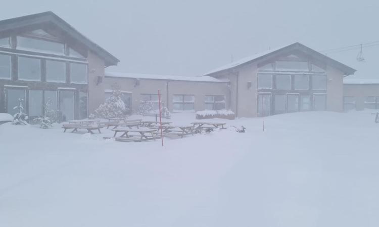 Bufera di neve a Frontignano: chiuse le piste da sci