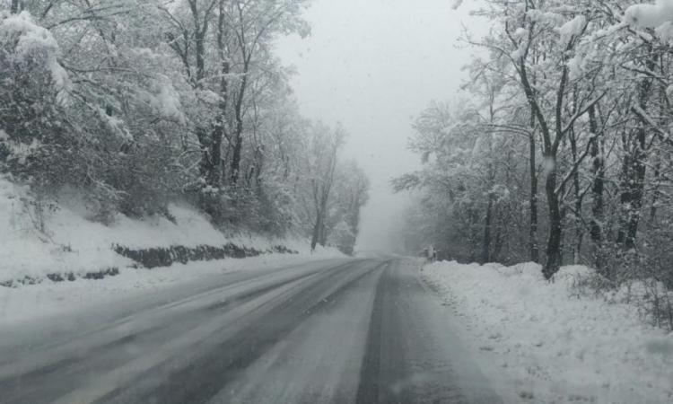 Neve sulla Sarnano-Sassotetto: auto in coda e un incidente Neve sulla Sarnano-Sassotetto: auto in coda e un incidente