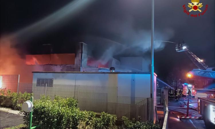 Incendio in una fabbrica di prodotti da forno: vigili del fuoco al lavoro per tutta la notte (VIDEO)