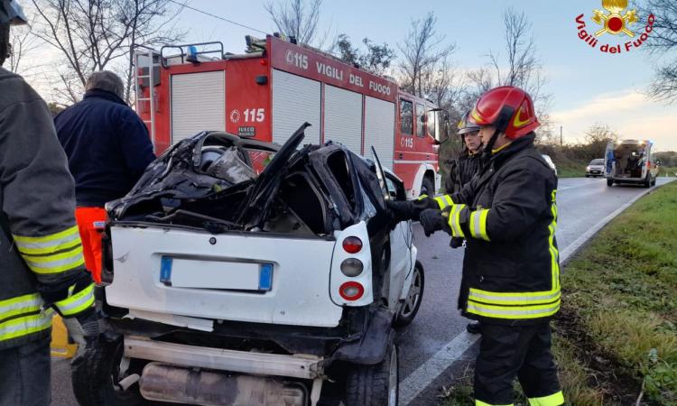 Fuori strada con l'auto, finisce in un dirupo: giovane estratto dall’abitacolo dai vigili del fuoco