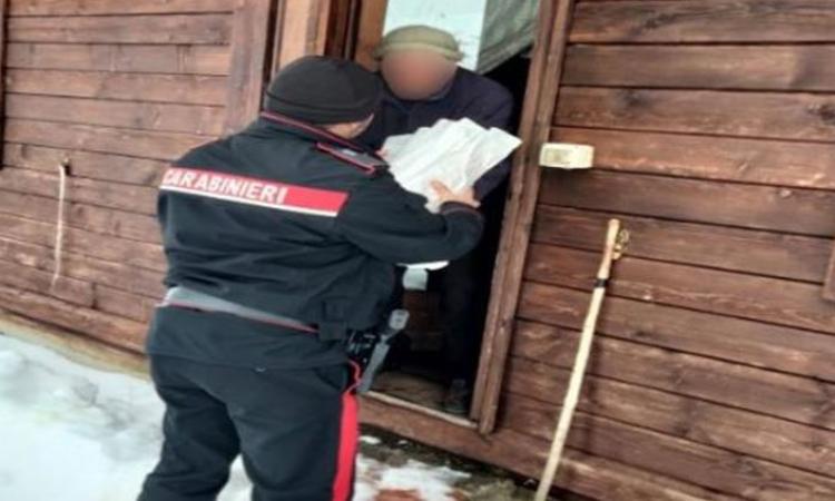 Visso, 80enne bloccato in casa dalla neve: a consegnare il pane ci pensano i carabinieri Visso, 80enne bloccato in casa dalla neve: a consegnare il pane ci pensano i carabinieri