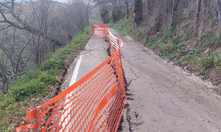 Monte San Giusto, frana in via San Giacomo: strada interrotta al traffico