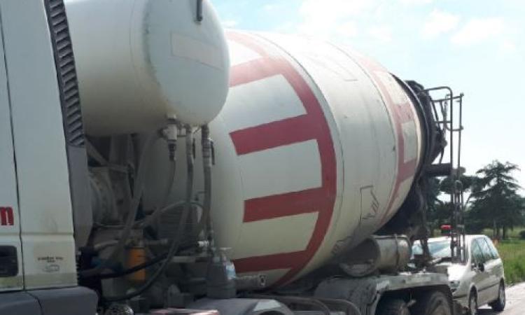 Tolentino, betoniera sfonda guardrail e danneggia conduttura acqua potabile: l'autista fugge Tolentino, betoniera sfonda guardrail e danneggia conduttura acqua potabile: l'autista fugge