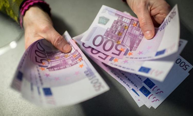 Spese con banconote false da 500 euro: tre denunciati. Soldi emessi nel Medio Oriente